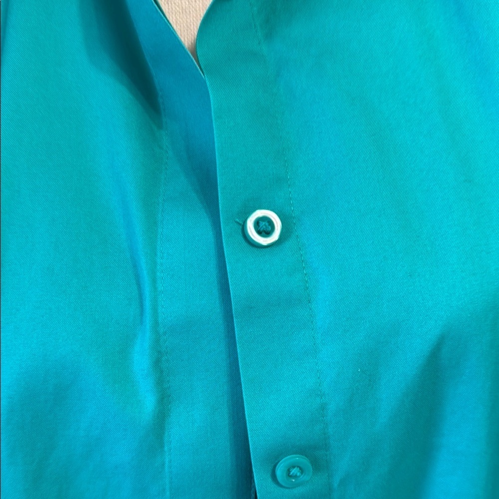 EUC Chico’s Women's Teal Button-Up Shirt - size 1​​ - Picture 2 of 7